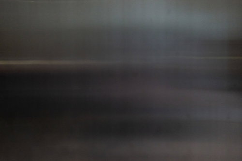 薄暗い空間に広がるグレーのテクスチャー背景