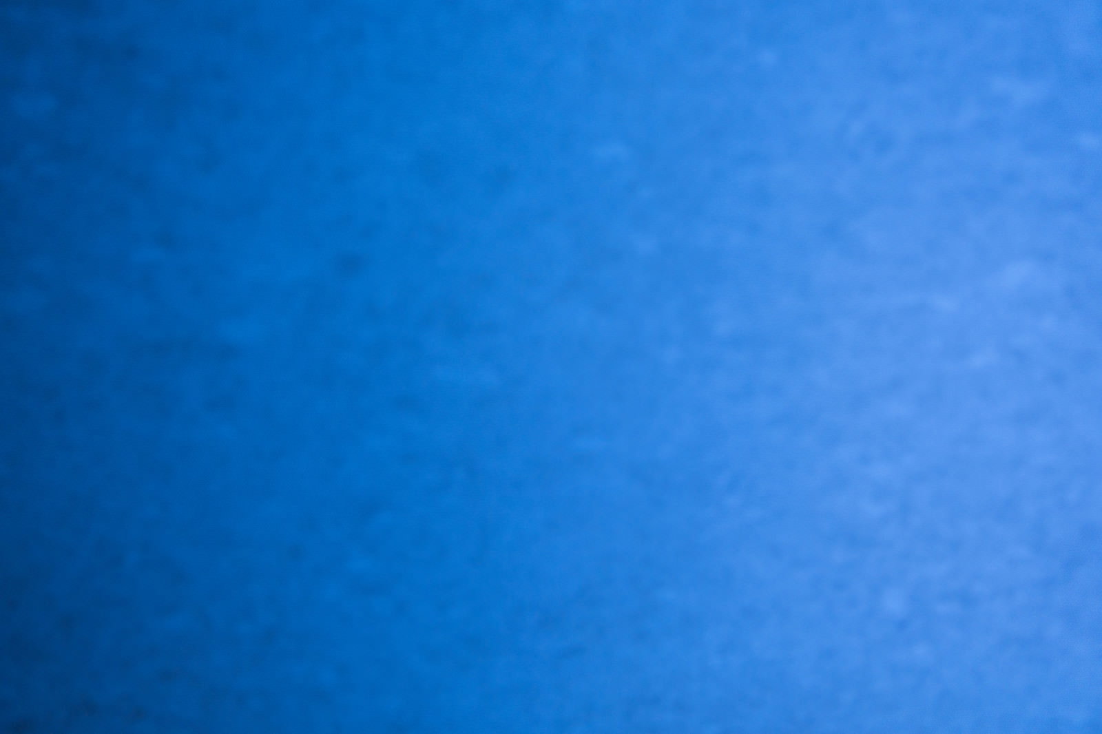 青色のグラデーションが美しいボケたテクスチャー背景