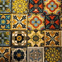 色とりどりの幾何学模様が並ぶアンティークタイルの写真