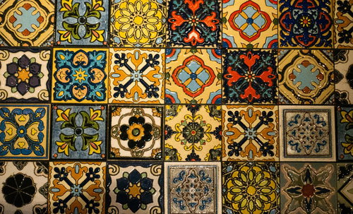 色とりどりの幾何学模様が並ぶアンティークタイル