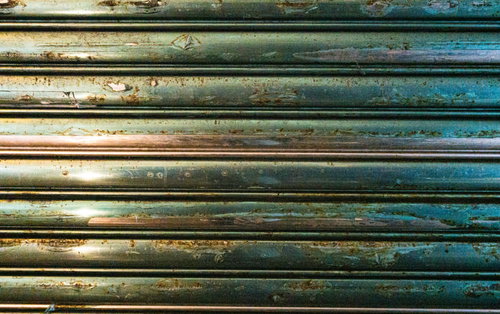 錆がひどいシャッターの金属テクスチャー。横縞の劣化模様