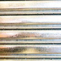 汚れた金属のシャッターに付着した雫と錆のテクスチャーの写真