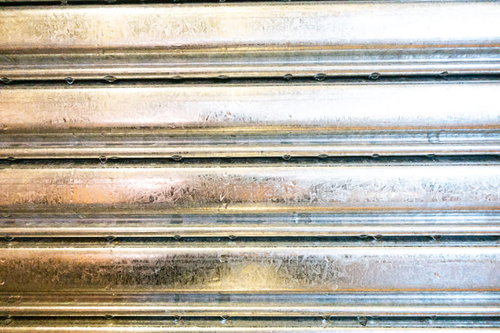 汚れた金属のシャッターに付着した雫と錆のテクスチャー