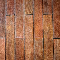 すり減った木目調のタイルの床面、茶色系の使い込まれた質感の写真