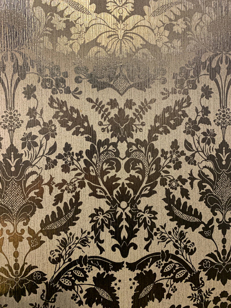 金色と黒色のコントラストが美しいアジアンテイストの装飾的な壁模様