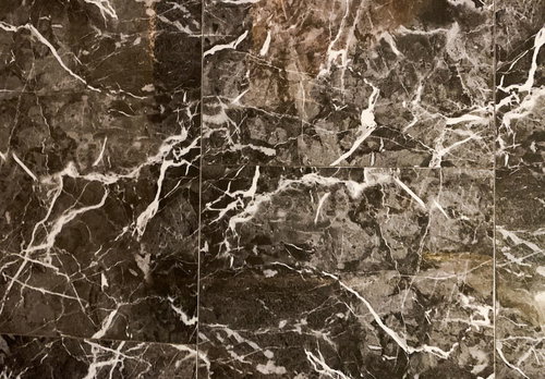 白とグレーのマーブル模様が広がる大理石タイル壁