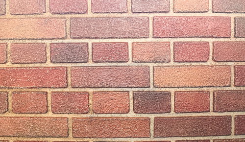 色合いや形が異なる赤レンガの壁。積み重ねられたレンガのテクスチャー