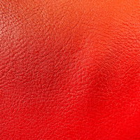 赤味を帯びる合皮のテクスチャーと質感、シボ模様の写真