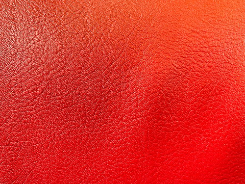 赤味を帯びる合皮のテクスチャーと質感、シボ模様