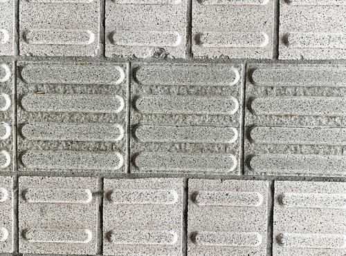 視覚障害者用タイルの線状ブロックテクスチャー