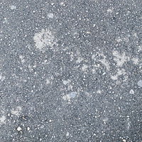 乾ききっていないアスファルト路面のテクスチャーの写真