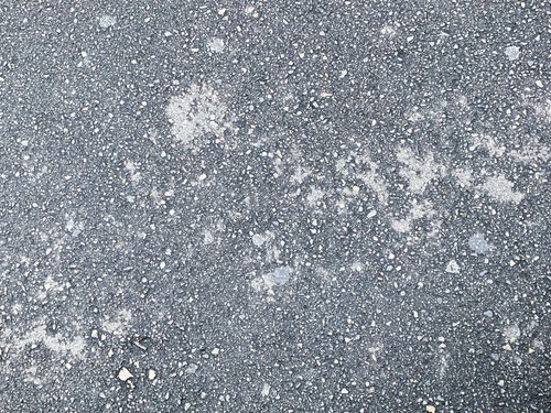 乾ききっていないアスファルト路面のテクスチャー