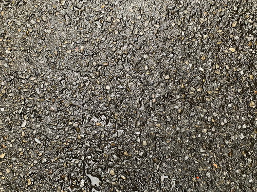 雨に濡れたアスファルトの路面テクスチャー