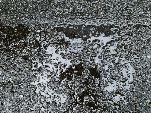 雨上がりの路面に溜まる水のテクスチャー