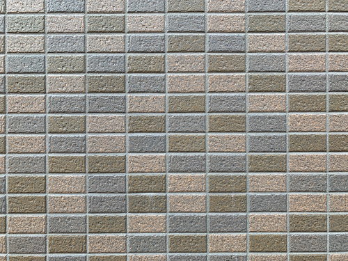 淡いグレーのカラータイルのテクスチャー壁面