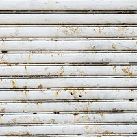 錆が浮いてきた金属シャッターの劣化テクスチャーの写真