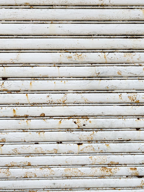 錆が浮いてきた金属シャッターの劣化テクスチャー