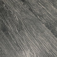 グレーがかった木目板の自然なテクスチャーの写真