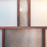 木製格子が組まれた和風の格子窓、すりガラス入りのの写真