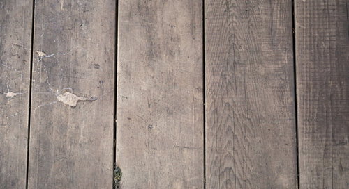 汚れと傷が目立つ古い木製すのこの木目テクスチャー