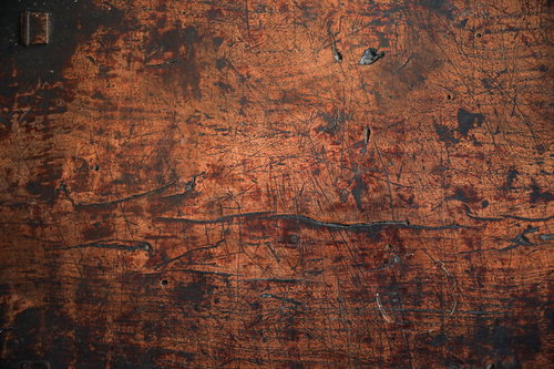 表面の傷と黒いシミ、汚れが付着した木目の棚板（テクスチャー）