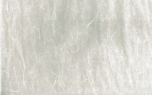 繊維の筋が一面に浮かび上がる和紙のテクスチャー