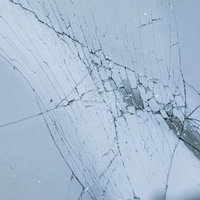 破損してヒビ割れたガラスのテクスチャーの写真