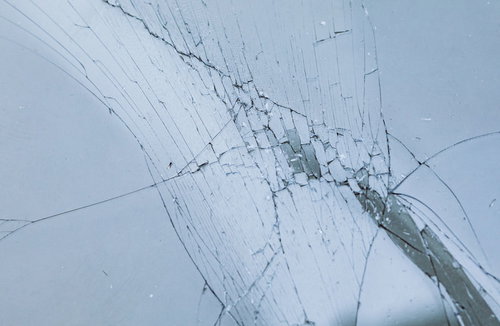破損してヒビ割れたガラスのテクスチャー