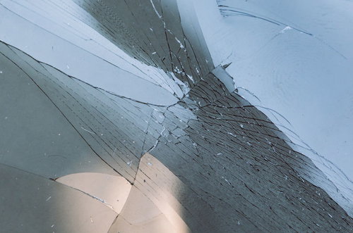 放射状に広がるガラスの破損とひび割れパターン