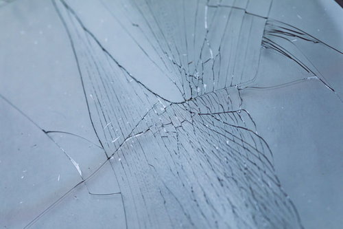 割れても飛び散らないガラスフィルムのひび割れテクスチャー