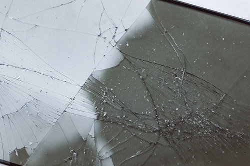 ヒビ割れした透明な液晶フィルムの表面テクスチャー