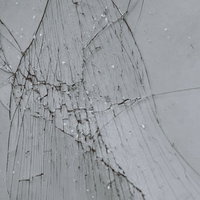 ガラスのフィルムにヒビが入った放射状のクラックテクスチャーの写真