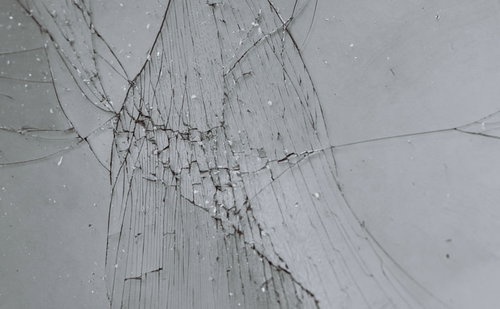 ガラスのフィルムにヒビが入った放射状のクラックテクスチャー