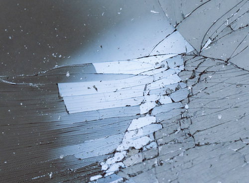 ピキピキとヒビが入るガラス表面のクラックテクスチャー