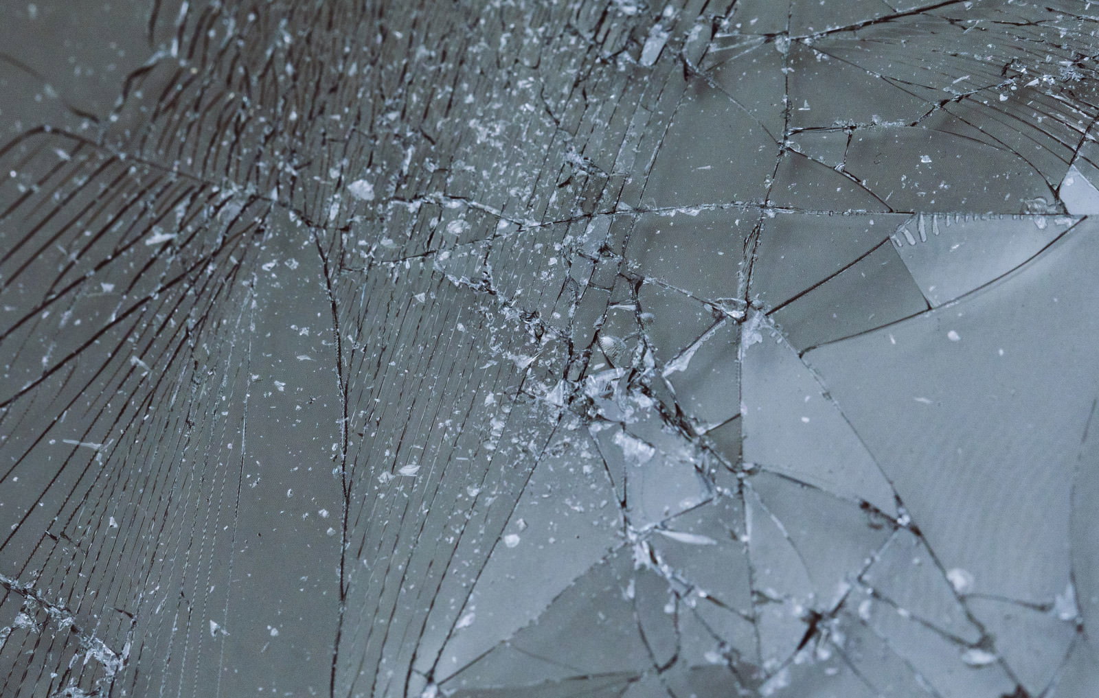 蜘蛛の巣状にひび割れた透明なガラス表面