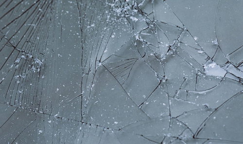 複数の亀裂が放射状に広がるヒビ割れしたガラスフィルム