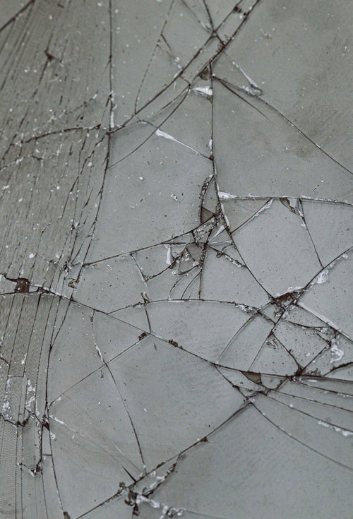 ヒビが入った透明ボードのガラス表面のクラックパターン