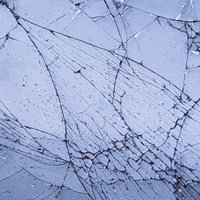 複雑に広がるひび割れしたガラスのクラックパターンの写真