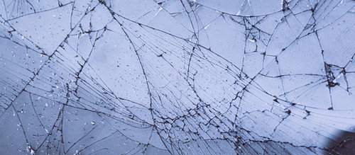複雑に広がるひび割れしたガラスのクラックパターン
