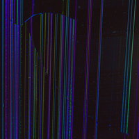 故障した液晶モニターに映る青紫の縦線とノイズの写真