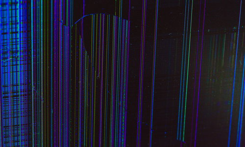 故障した液晶モニターに映る青紫の縦線とノイズ