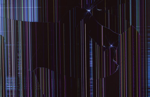 何かぶつけた跡が残る壊れた液晶モニター、縦縞のドット表示（テクスチャー）