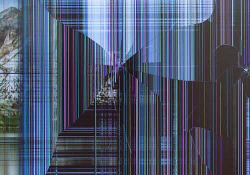 地震で落下した液晶モニターの破損した表示画面