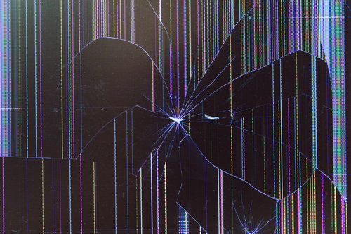 何かをぶつけて破損した液晶モニターの画面