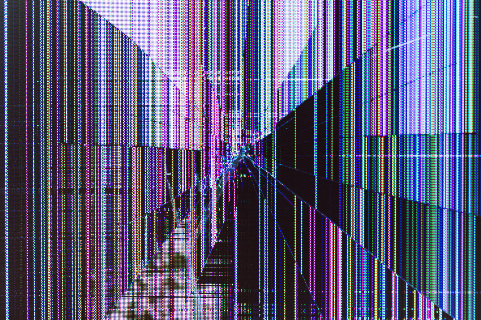 液晶モニターの画面にカラフルな縦縞のノイズが発生している様子