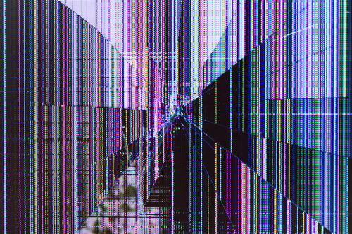 表示がバグった液晶モニターの画面に発生する縦縞状のノイズ