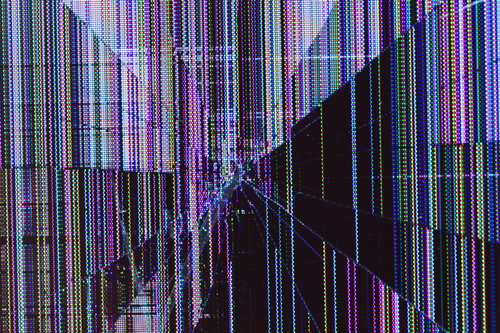 廃棄前の壊れた液晶モニターに表示されたカラフルなストライプと破損ノイズ