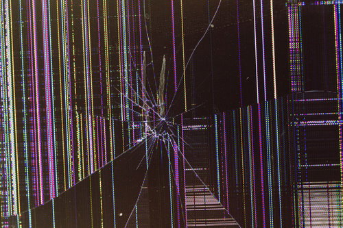 この画像を全画面表示したら確実に破損した液晶モニターだと思われる