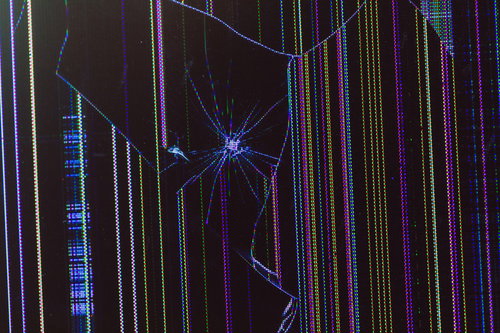 起動中に液晶モニターに走るヒビ割れと画面破損
