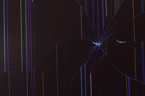 液晶モニターにぶつけたらヒビが入ってしまった壊れたディスプレイ